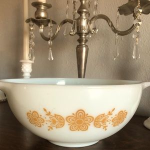 Vintage 2 1/2 quart Pyrex mixing bowl.